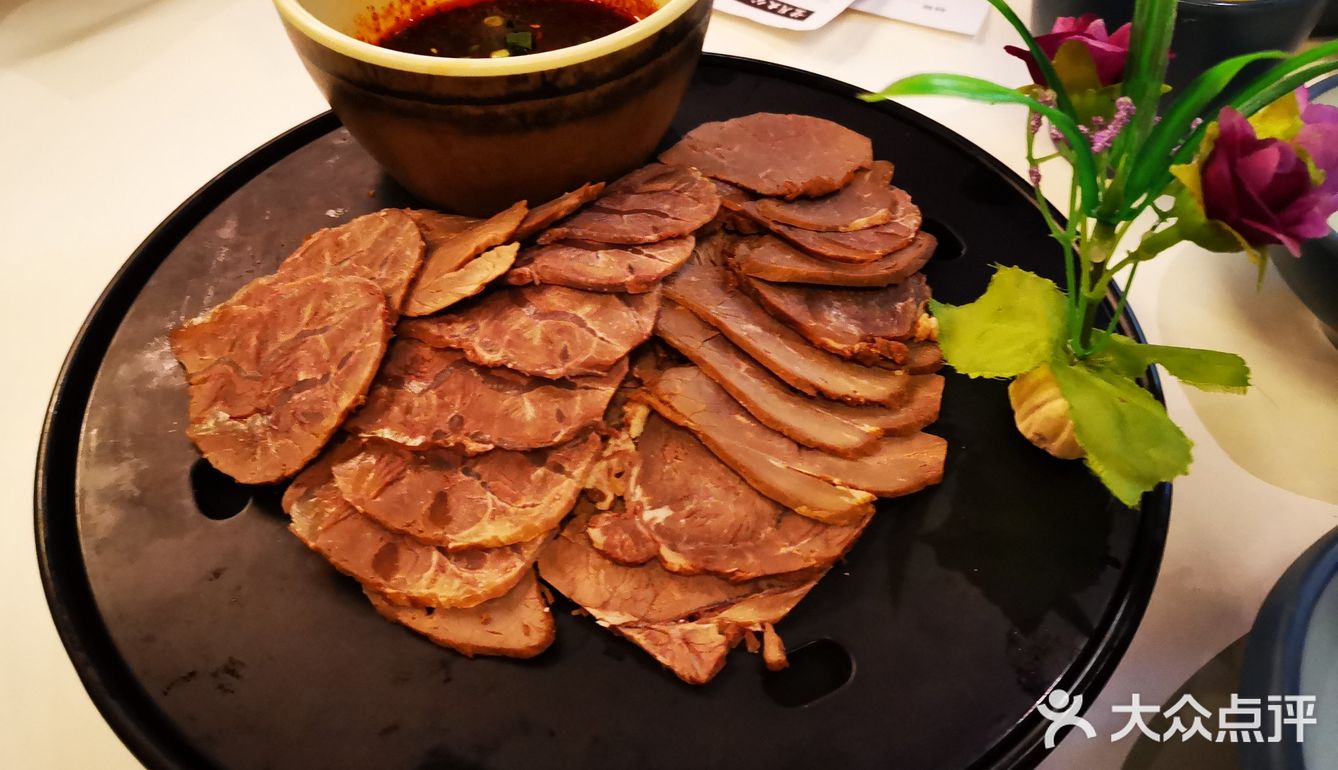 门口大叔招呼着来往的顾客，周末生意非常火爆