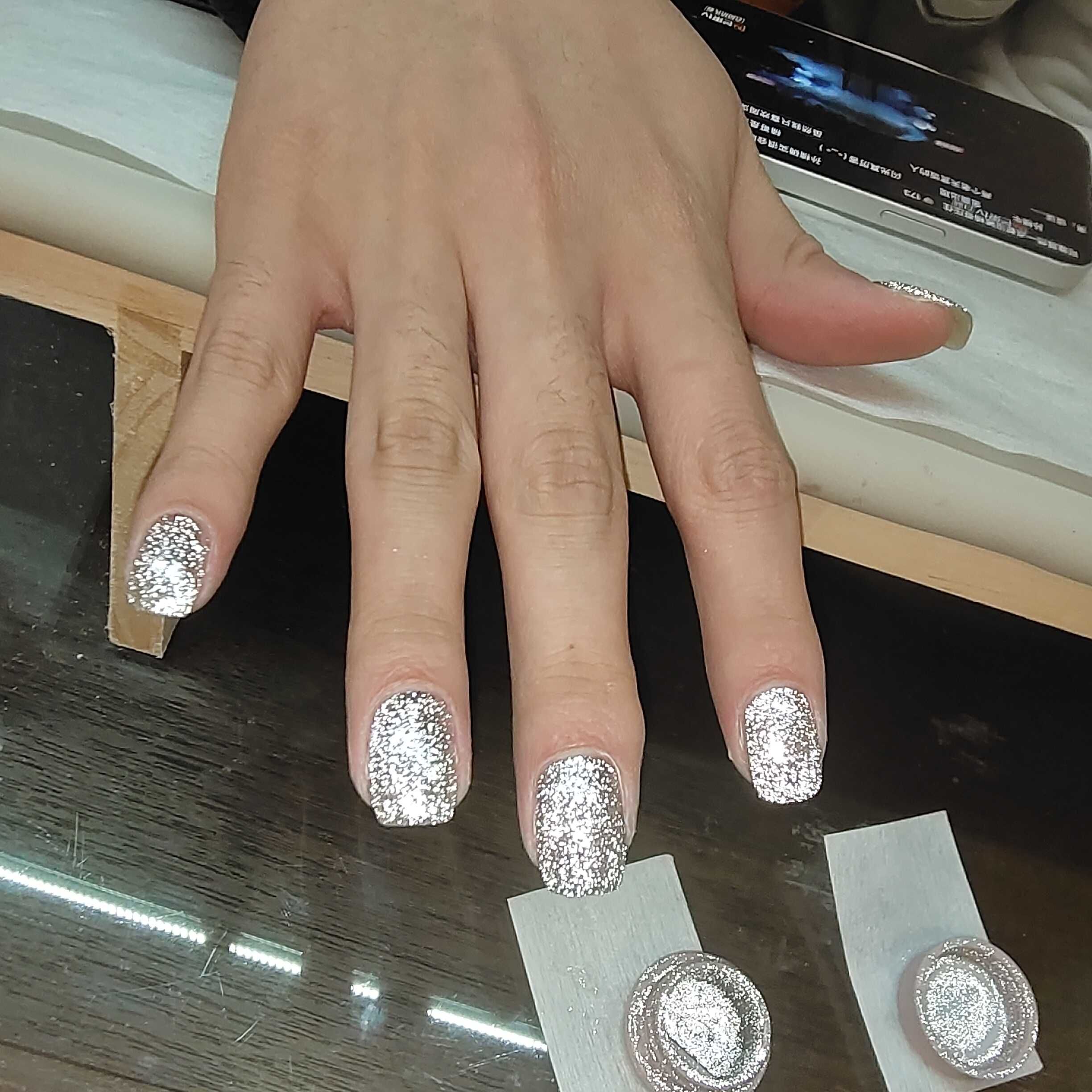 指尖上的银白闪耀