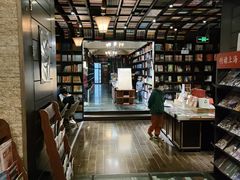 -钟书阁(松江泰晤士小镇店)