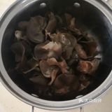 鲫鱼黑木耳汤补钙又补血做法不难