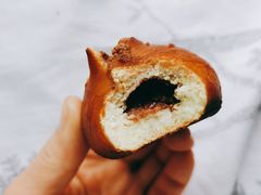 红豆碱水面包-天井·丑面包搭咖啡