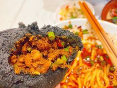 黑猪肉黑金包-李与白包子铺(桐梓林店)
