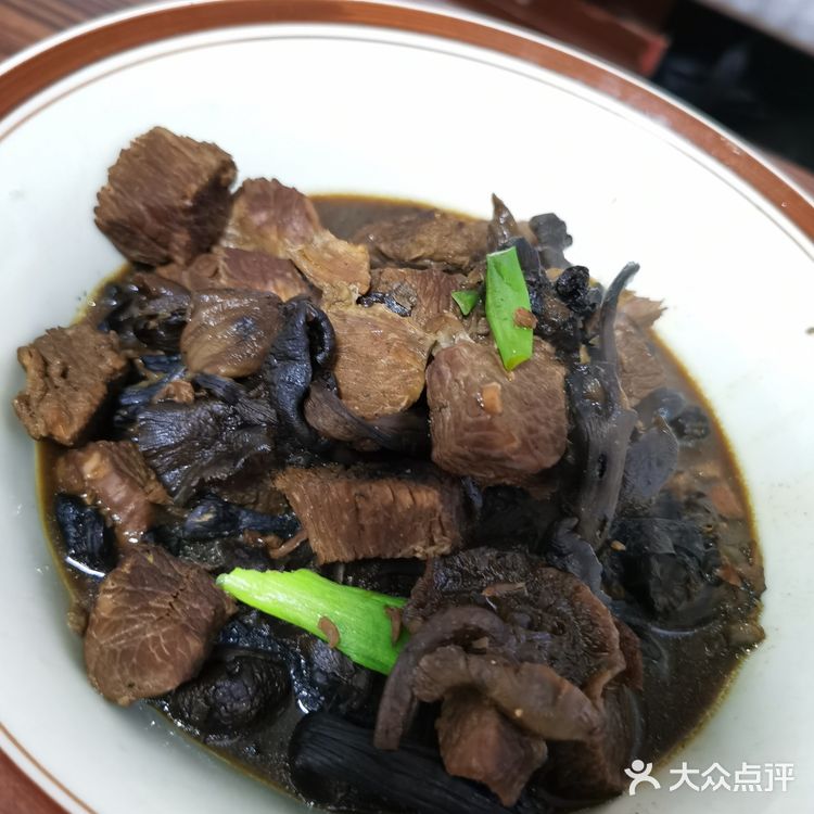 小鸡炖蘑菇，蒜台炒肉，还有肘子，都是超级美味的！