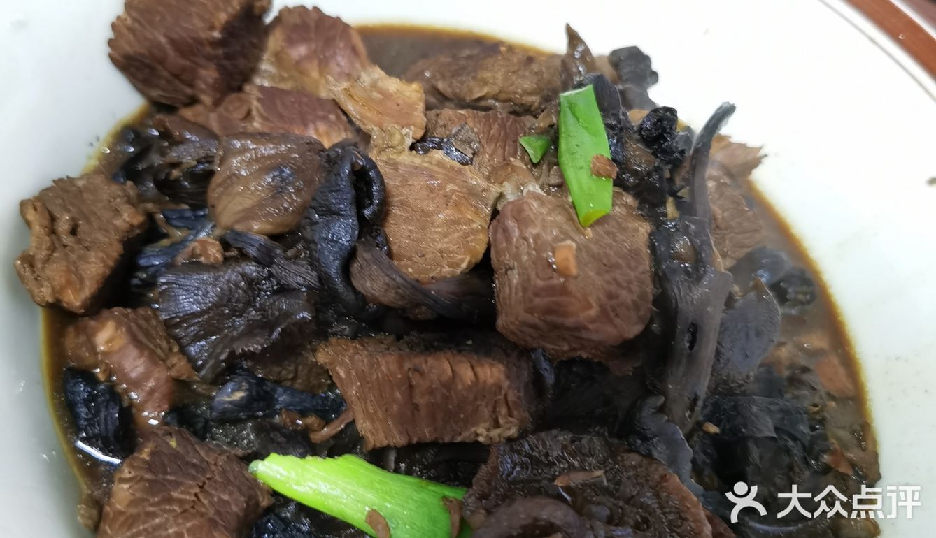 小鸡炖蘑菇，蒜台炒肉，还有肘子，都是超级美味的！