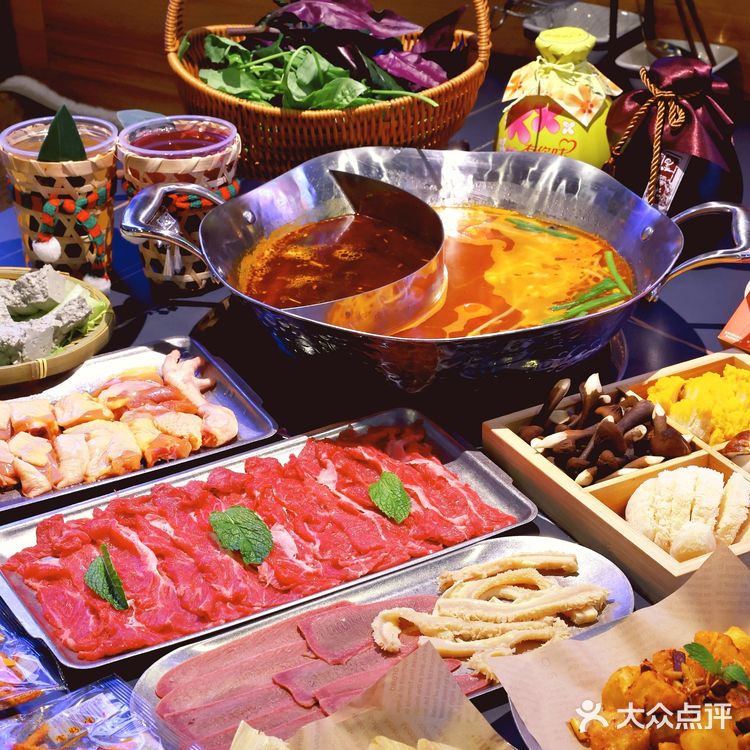 他们家大部分都是贵州空运过来的食材！汤底更不得了