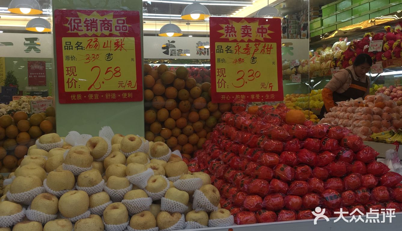 一边还要照顾生意，结账买单