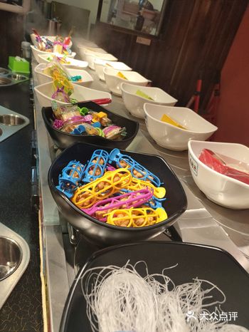 来美都汇吃饭,看见三层美食区有家旋转小火锅不错