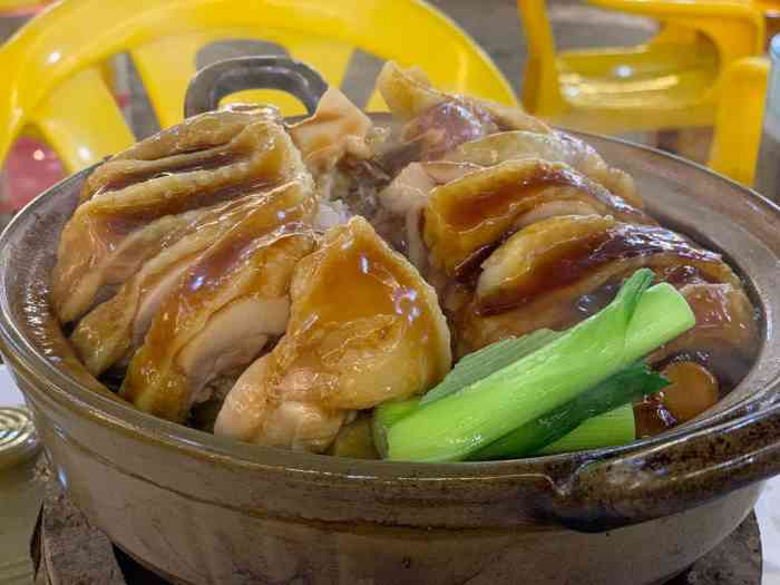 这间位于小市天桥底的网红餐厅特别喜欢这里的鸡煲味道很正宗清远鸡煲