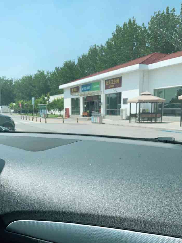 田家府服务区停车场