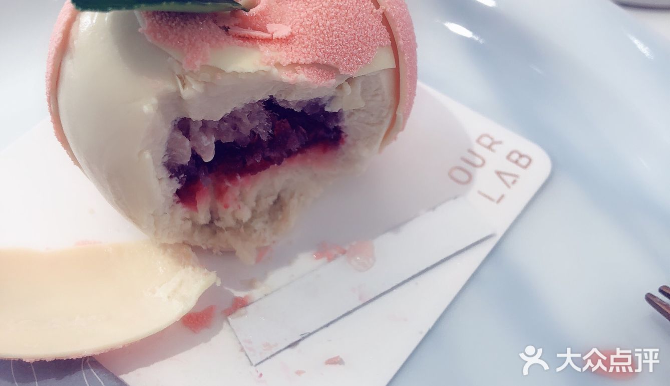 桃子是现在非常适合体验的甜品，四重味道夹心