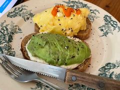 牛油果鸡蛋吐司-The Daily Fix Cafe