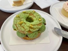 开心果树莓泡芙-Ten Olives甜点