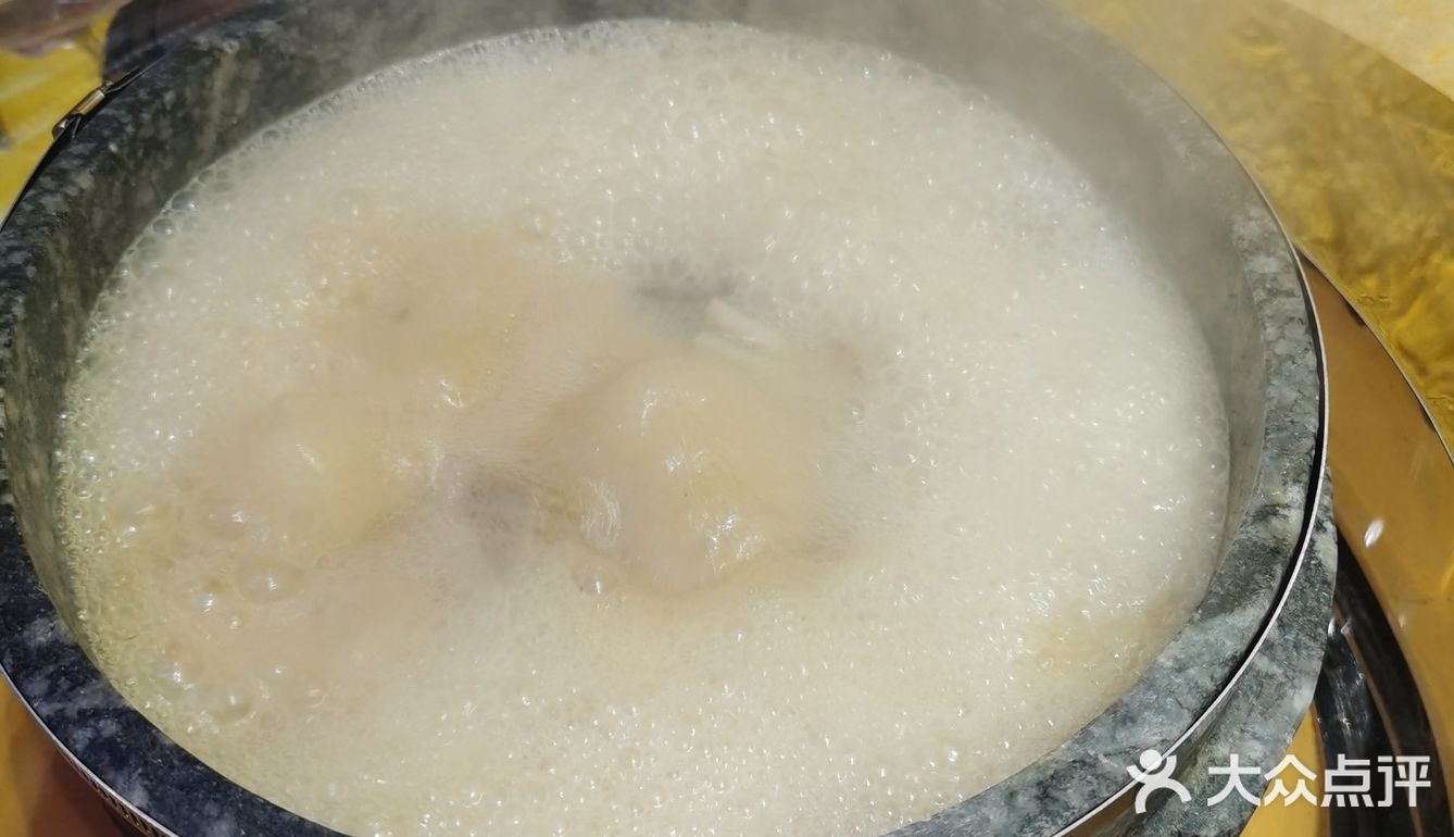 一进店就被门口的藏族女孩壁画吸引了