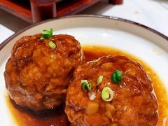 鸭蛋黄狮子头-梅飞酒家(名辉豪庭店)