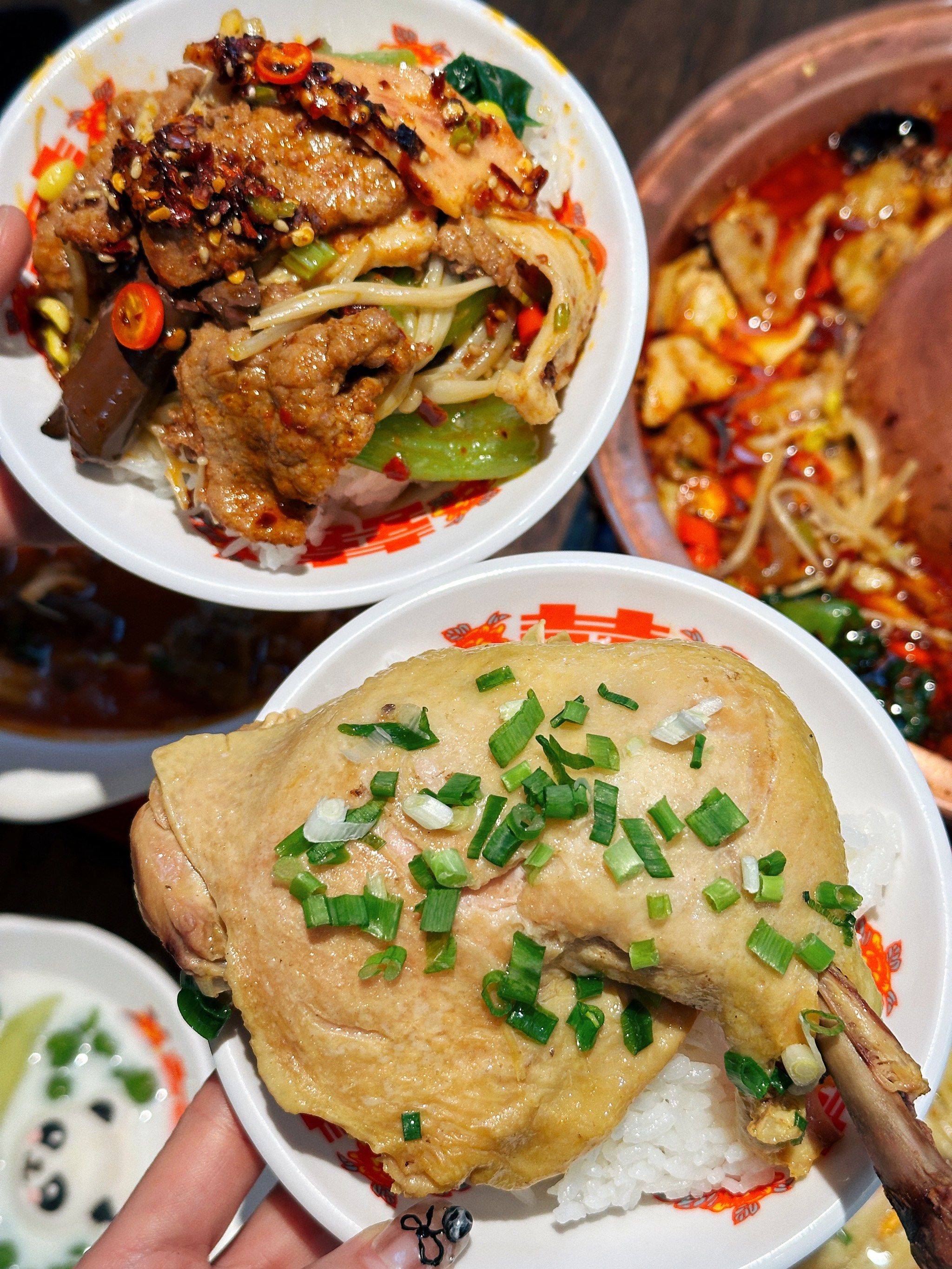 🍨
被冒菜耽误的糖水铺子…一碗几块钱…
🍲鲜鸡汤鸡腿
