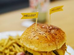 烤菠萝牛肉汉堡-HELLO 27 意面·沙拉·帕尼尼