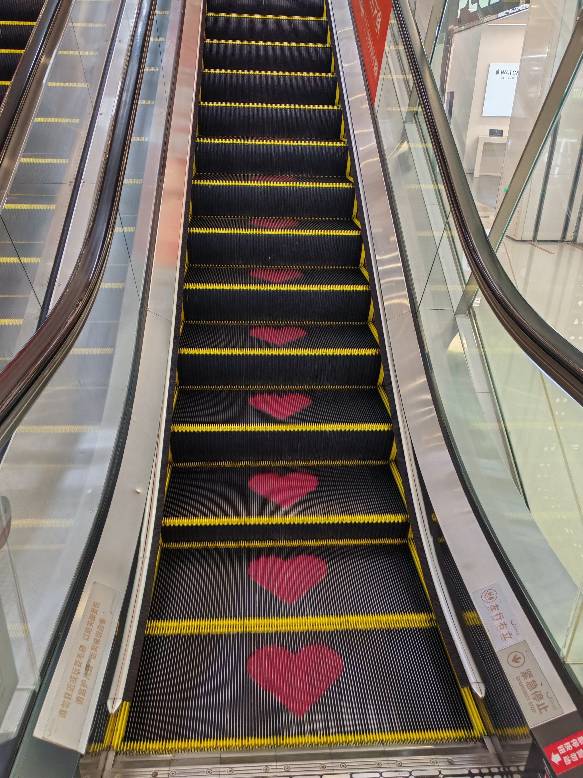爱心❤️扶梯
彩虹🌈扶梯
还有看尽整个商场的观光电梯