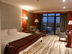 大床房-鸿华度假酒店