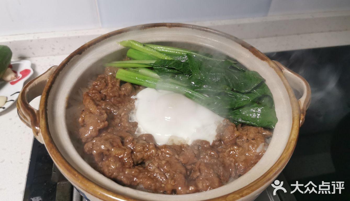 少量多次加水，反复抓嫩牛肉，吸饱水分后少许油封住