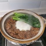 少量多次加水，反复抓嫩牛肉，吸饱水分后少许油封住