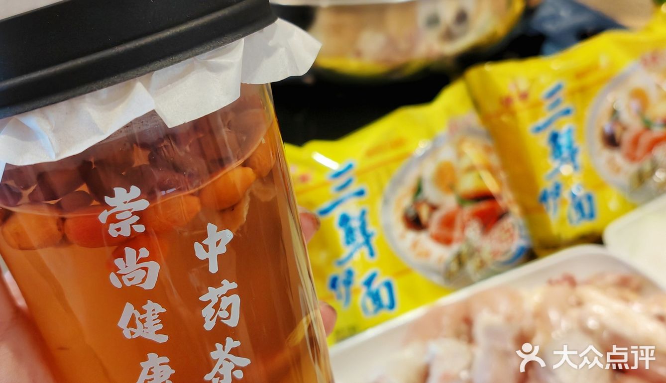 太卷了！吃个鸡煲还能把脉拔罐！？