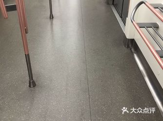 卫星厅么来过，这个空荡荡的捷运，贵宾室三三两两的人