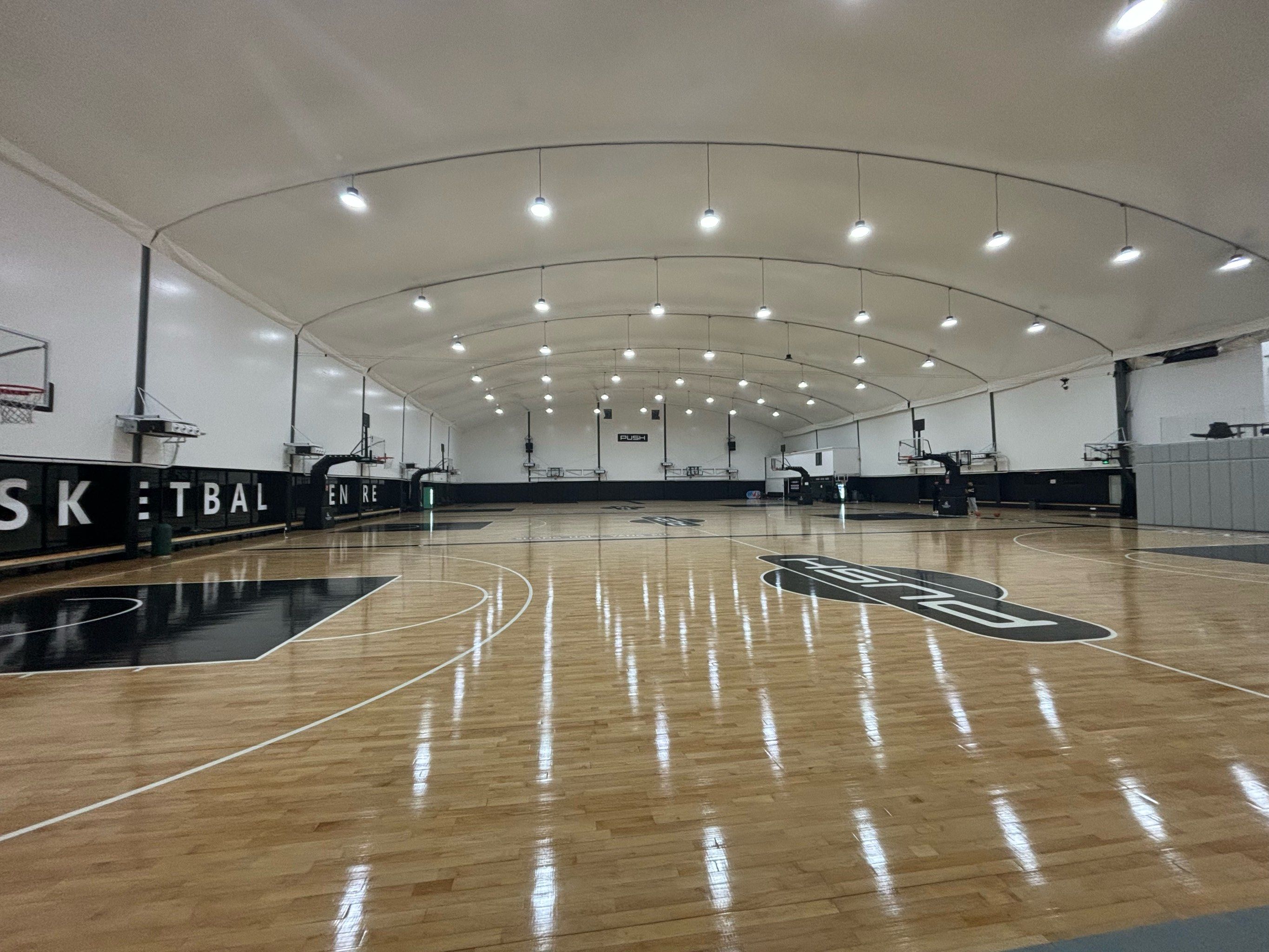 ncaa级别的室内篮球场