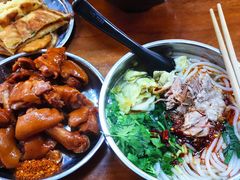 -鸿浩扒猪脚米线