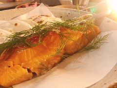 烟熏三文鱼配烤饺子皮和芥末籽酱-BOR Eatery(安福路店)