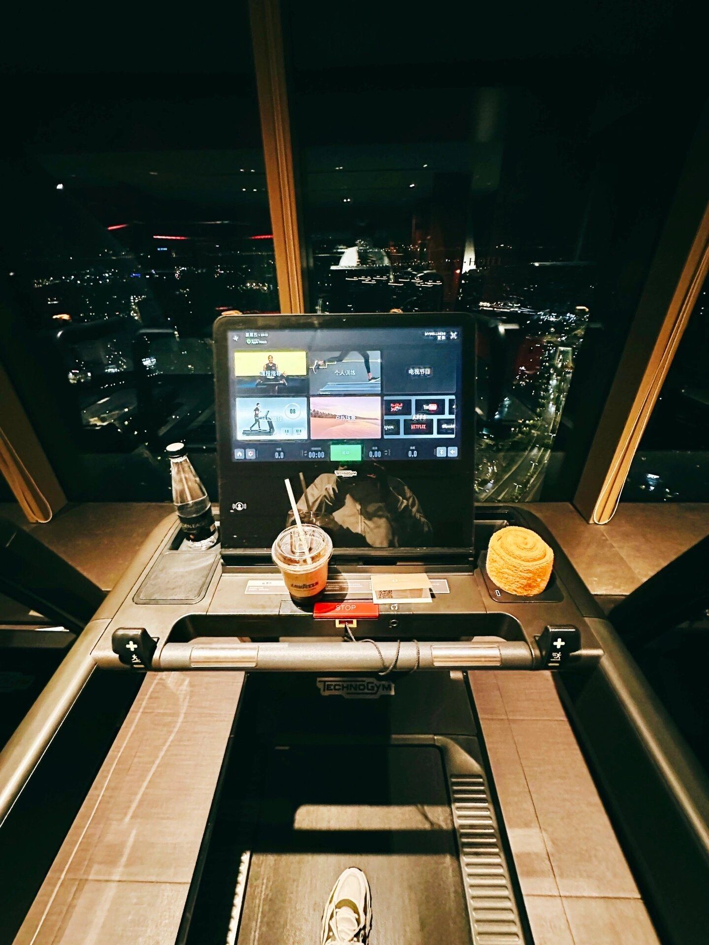 夜晚健身房的独特魅力