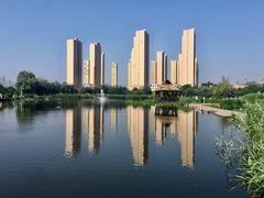 湖中秀丽的建筑倒影-前关湿地公园