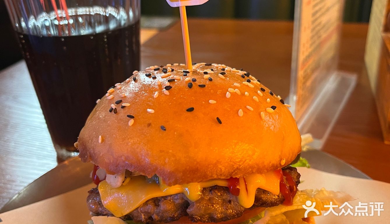 步行街这家美式汉堡店绝了，篮球迷不能错过