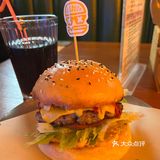 步行街这家美式汉堡店绝了，篮球迷不能错过