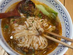 酸菜牛腩粉-三两粉(景田地铁站店)