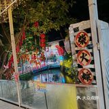 小朋友在游戏区玩得超开心，不用担心他乱跑