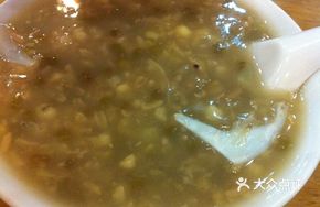 Coix Seed Mung Bean Lily Bulb Porridge