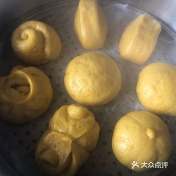 等放温热之后加入酵母，可以再加一点点糖，看个人口味