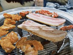 -围炉肉舍•炭烤活鳗•丹东海鲜烤肉(步行街店)