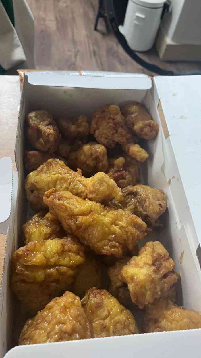 校村炸鸡(弘大店)-"点了双拼炸鸡,酱香的很好吃,原味的一般.