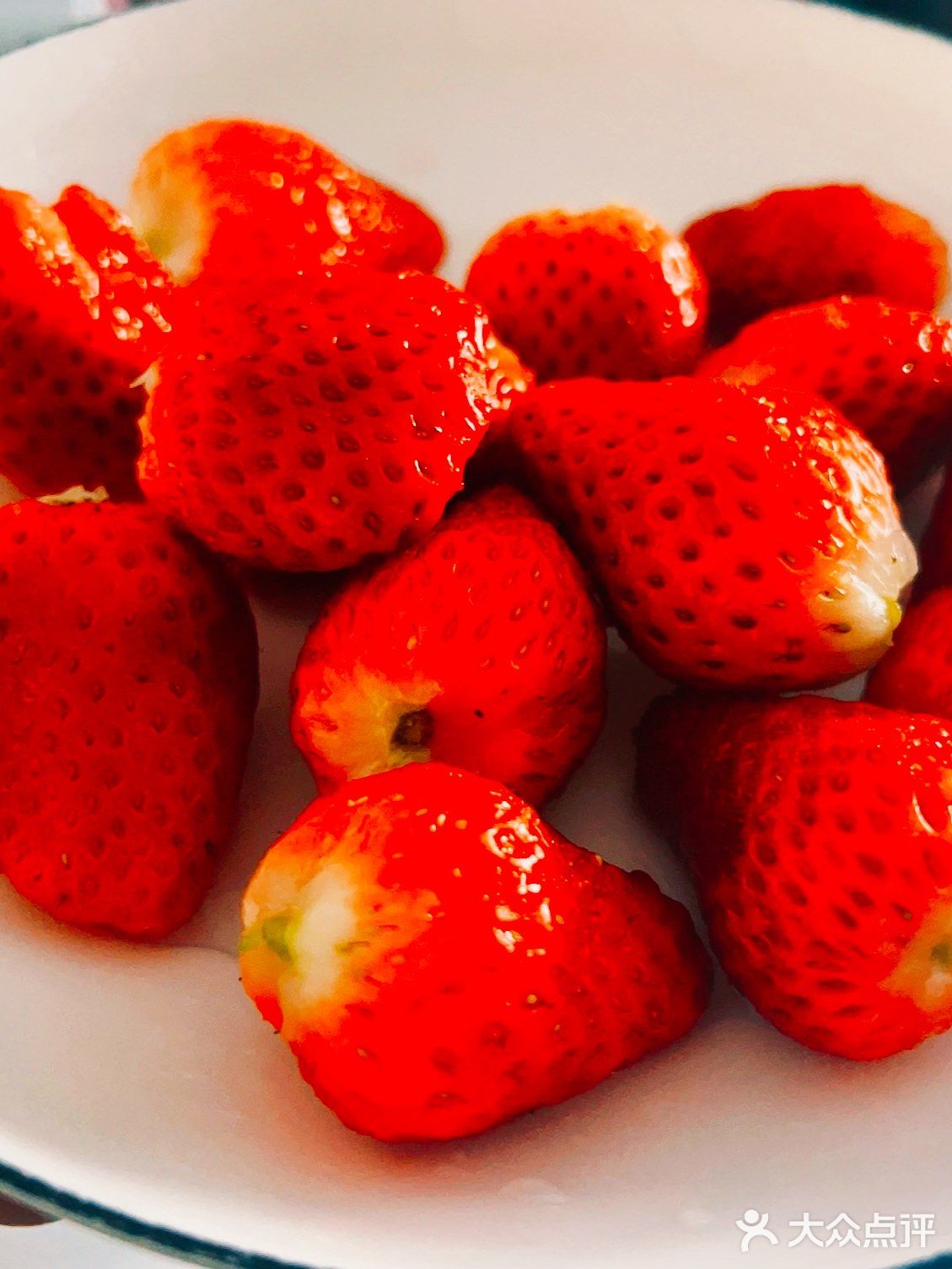 一口接一口，沉溺在草莓甜香里，🍓🍓🍓。