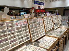 -美式眼镜·授权蔡司.依视路.尼康.豪雅.明月(人民广场店)