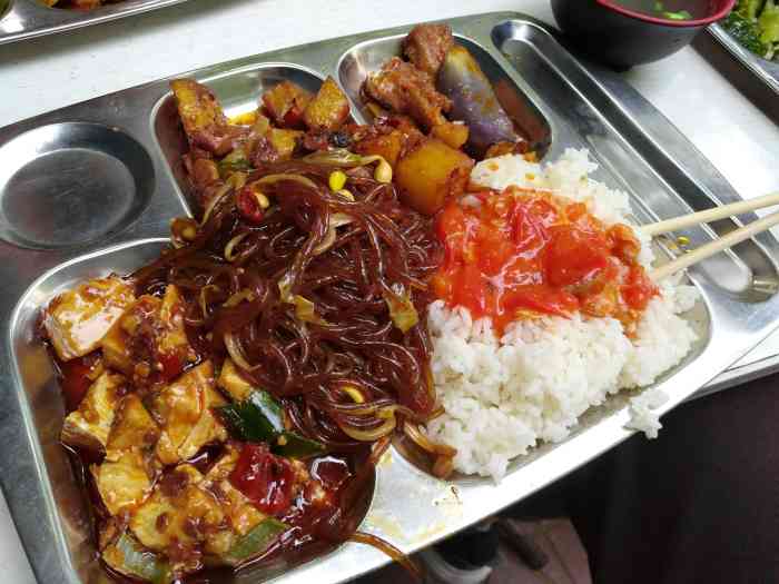 快餐种类很多,价钱实惠.干净卫生.