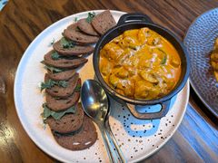 辣芝士焖鸡肉蘑菇锅-Brut Eatery Wine Bar & Restaurant (建国东路店)