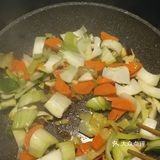 年糕一根，鸡蛋一个 调味料：酱油少许，盐少许