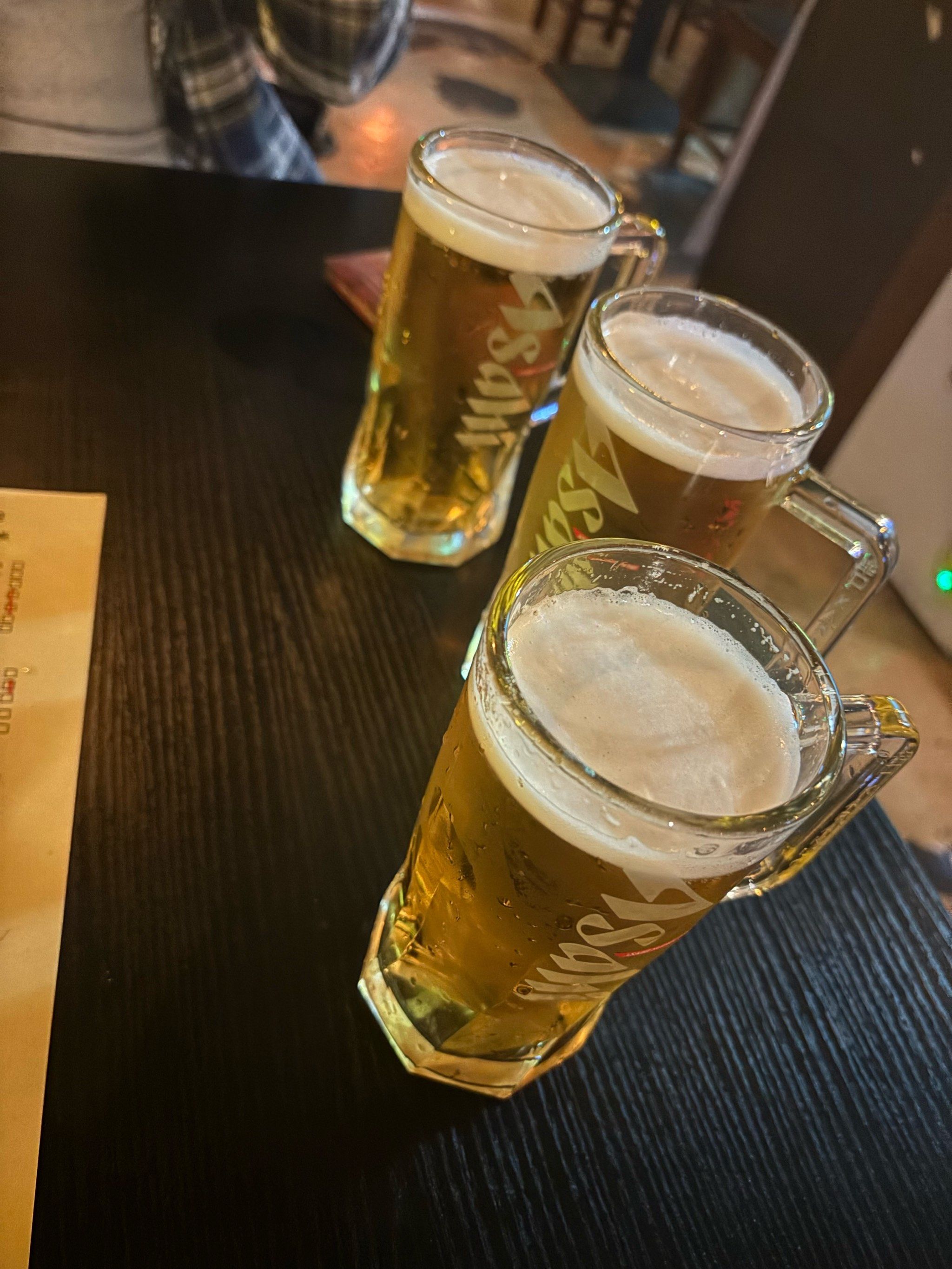 满满的啤酒杯