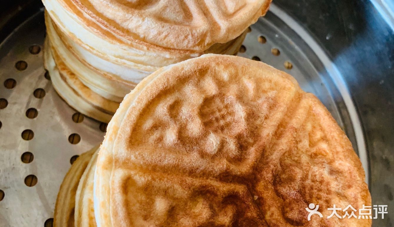 松松软软，伴着刚出炉的鸡蛋香气，太美好。手打花饼