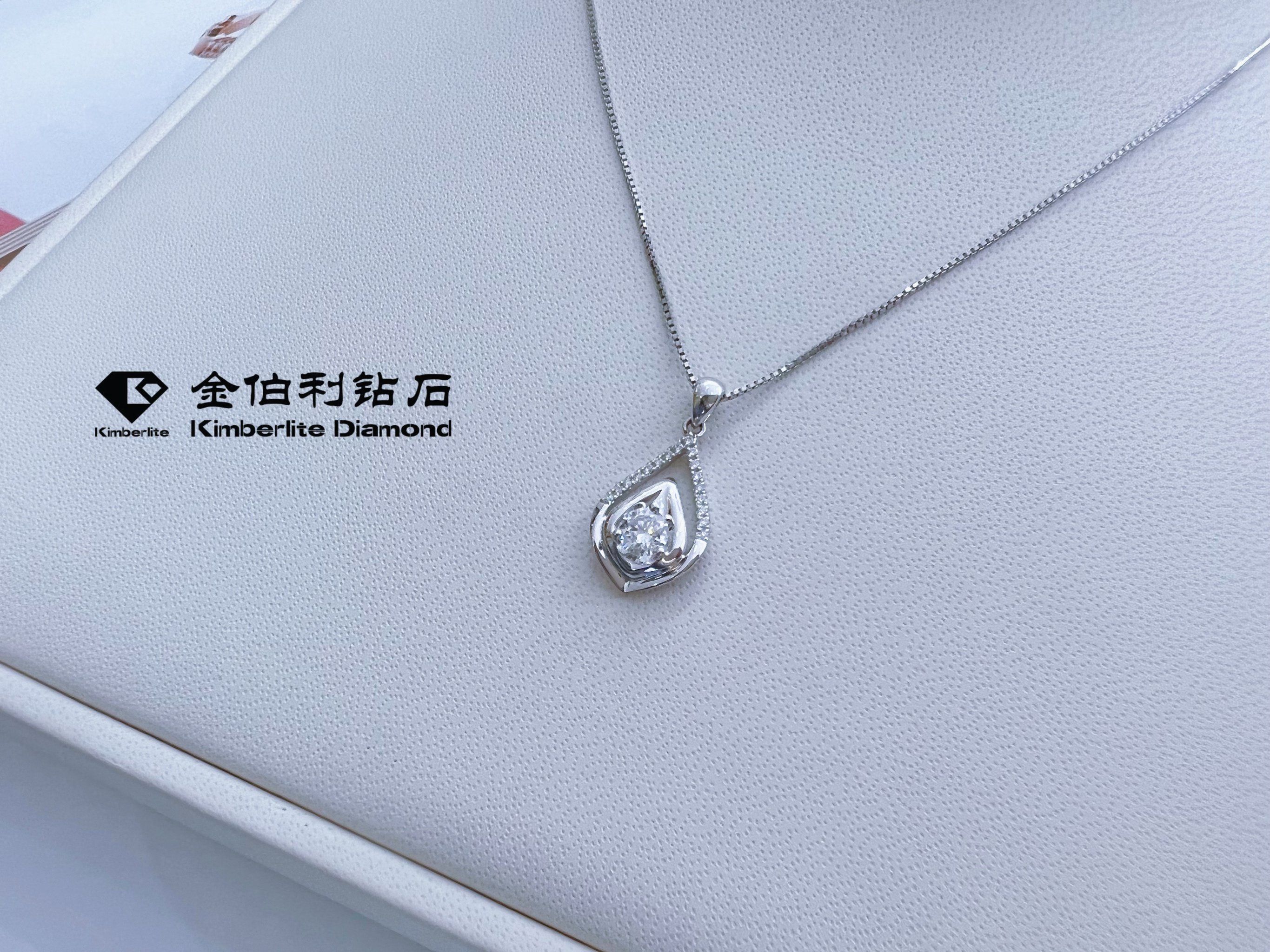 柔情似水的水滴型钻石吊坠