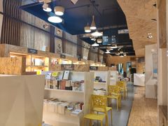 -新华里咖啡书吧(新华书店小寨店)