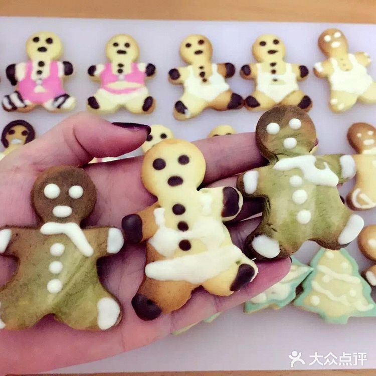 自制姜饼人饼干，很适合圣诞节的气氛！