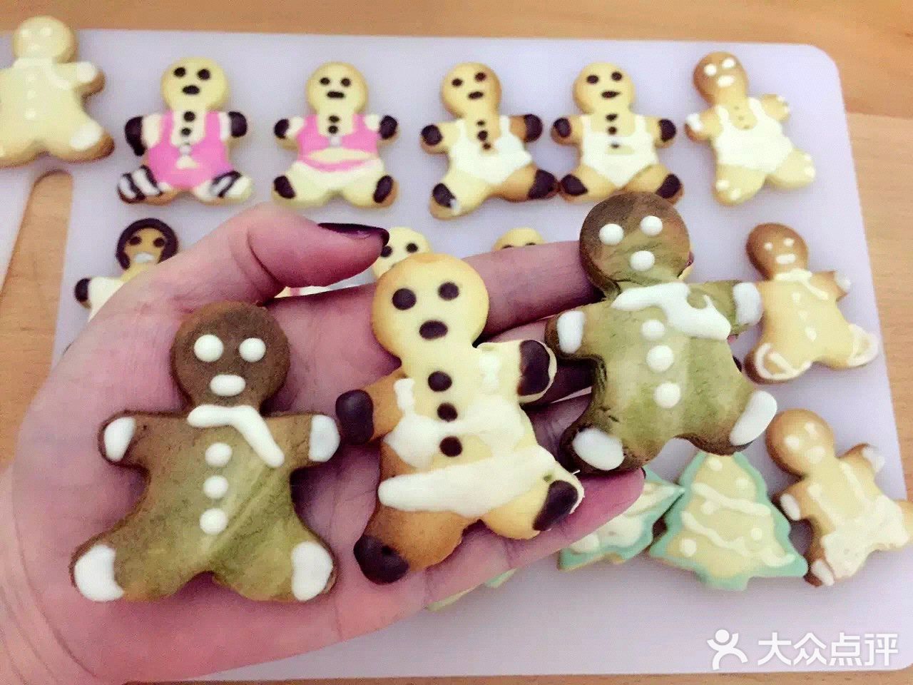 自制姜饼人饼干，很适合圣诞节的气氛！